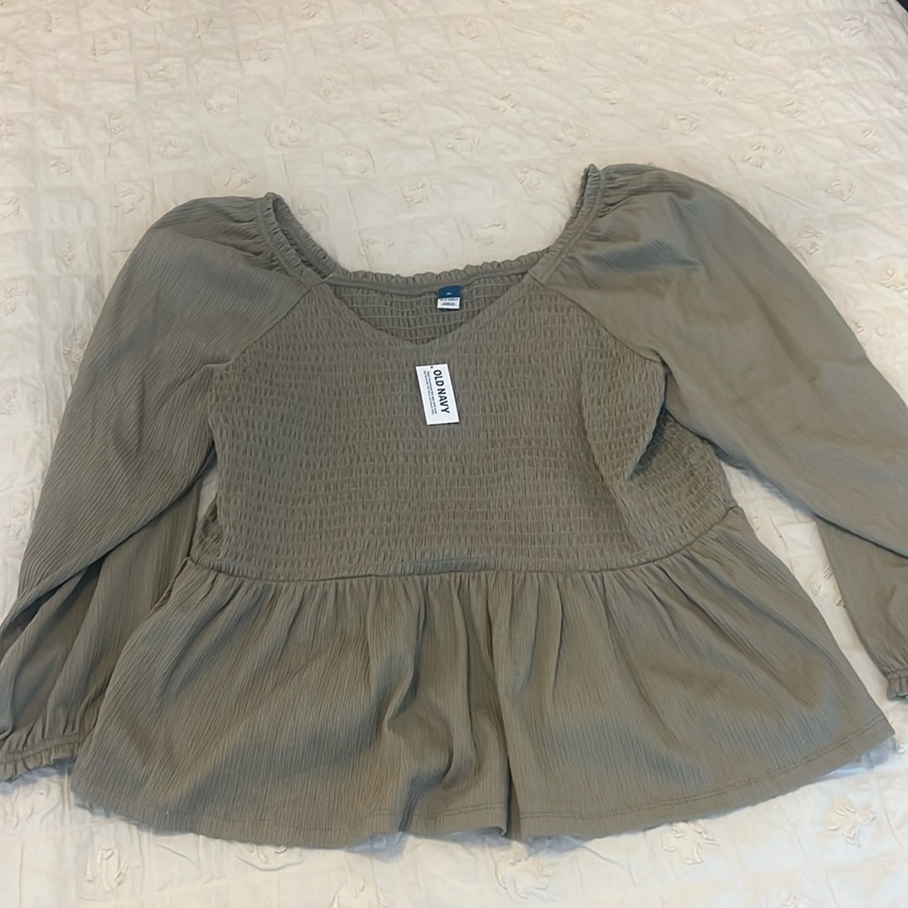 Brand New Old Navy Long-Sleeve Smocked Peplum Top